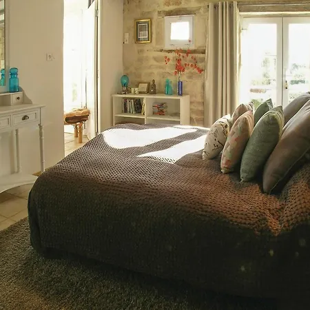 Four-bedroom Holiday In Genouille (Vienne)